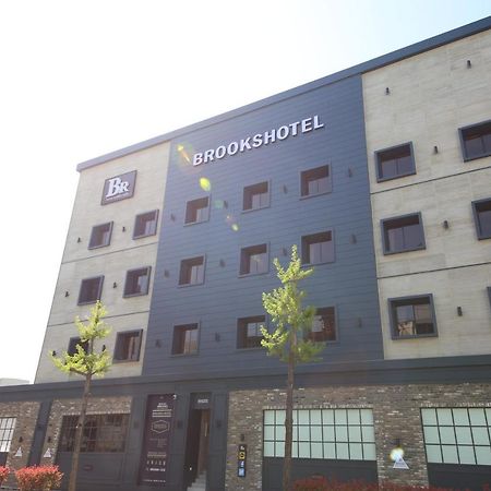 Brooks Hotel Тхоньен Екстериор снимка