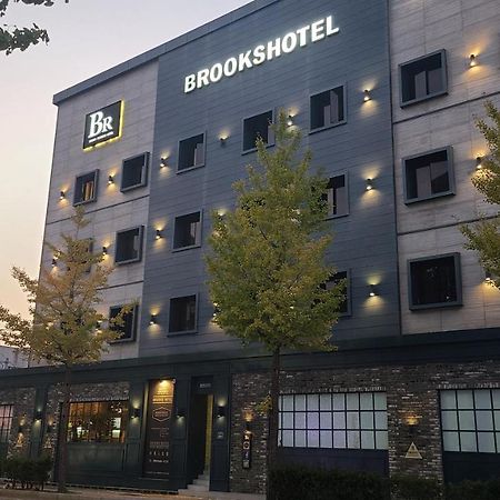 Brooks Hotel Тхоньен Екстериор снимка