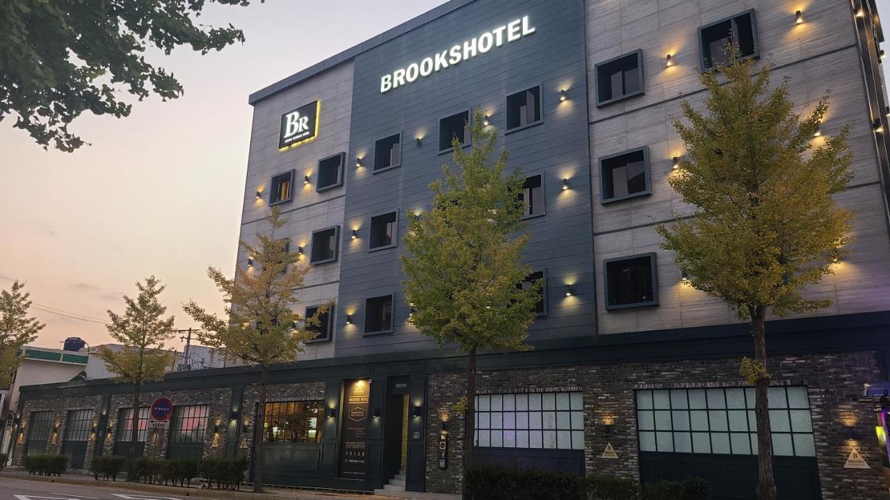 Brooks Hotel Тхоньен Екстериор снимка