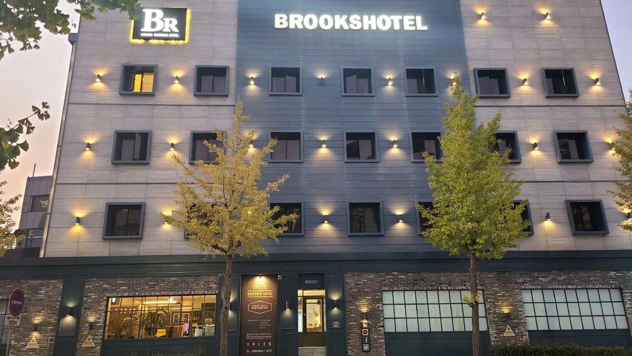 Brooks Hotel Тхоньен Екстериор снимка